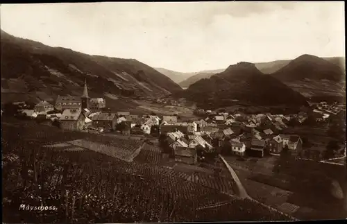 Ak Mayschoß in Rheinland Pfalz, Panorama von Ort und Umgebung, Kirche