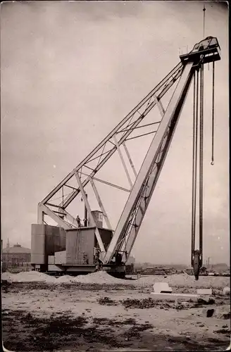 Foto Ak Großer Hebekran auf einer Baustelle, Betonblöcke