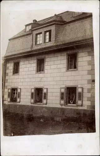 Foto Ak Ochtendung in Rheinland Pfalz, Wohnhaus, Anwohner am Fenster