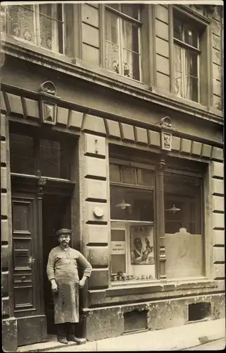 Foto Ak Schuster vor seinem Ladengeschäft, Arbeitsschürze, Reklameschild SAP Boot Polish