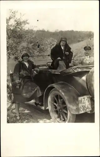 Foto Ak Mann und zwei Frauen an einem Automobil, Kennzeichen IZ-61643