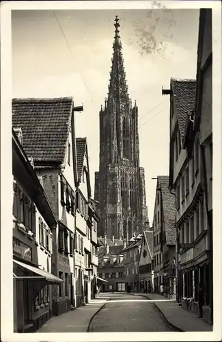 Ak Ulm an der Donau, Walfischgasse, Dom, Turm, Häuserfassaden, Geschäfte, Straßenblick