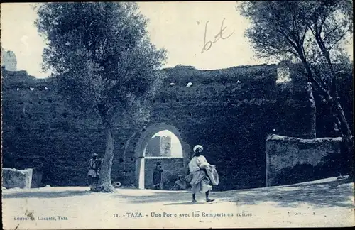 Ak Taza Marokko, Porte, Remparts en ruines, Mauerwerk, Ruinen, Besucher