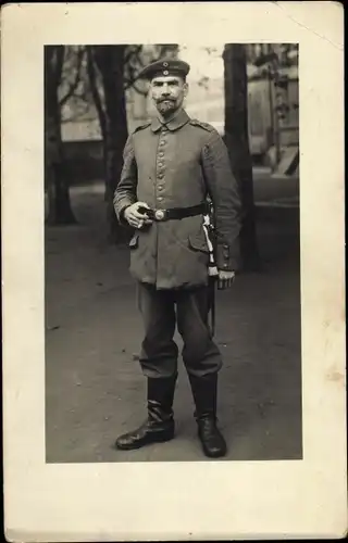 Foto Ak Deutscher Soldat in Uniform, Standportrait, Stiefel, Messer, Quaste