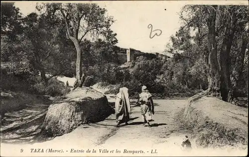 Ak Taza Marokko, Entree de la Ville, Les Remparts, Straßenpartie, Passanten