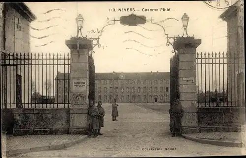 Ak Nevers Nièvre, Caserne Pittie, Eingang, Soldaten, Kaserne