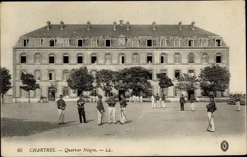 Ak Chartres Eure et Loir, Quartier Neigre, Hof, Soldaten, Bäume, Gebäude