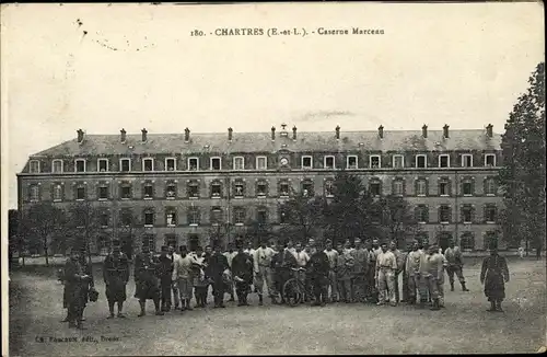 Ak Chartres Eure et Loir, Caserne Marceau, Soldaten, Gebäude, Straßenpartie