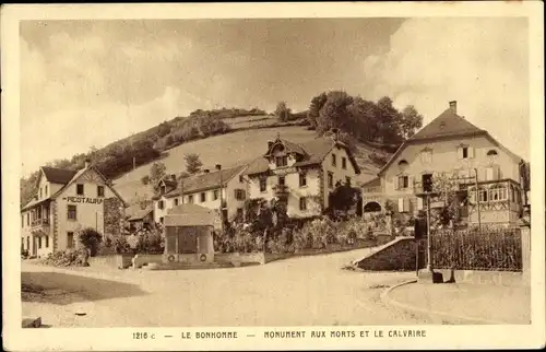 Ak Le Bonhomme Diedolshausen Elsass Haut Rhin, Monument aux Morts et le Calvaire