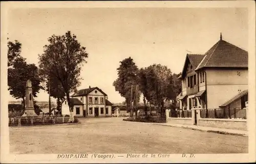 Ak Dompaire Lothringen Vosges, Place de la Garef, Straßenpartie, Denkmal