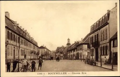 Ak Bouxwiller Buchsweiler Elsass Haut Rhin, Grande Rue, Straßenpartie, Jungen mit Fahrrad