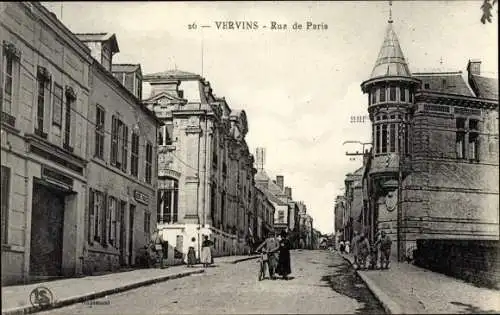 Ak Vervins Allier, Rue de Paris, Straßenpartie in der Ortschaft, Soldaten, Häuser