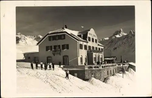 Ak Umgebung von St Moritz Graubünden, Blick auf das Hotel Muottas Kulm, Skifahrer