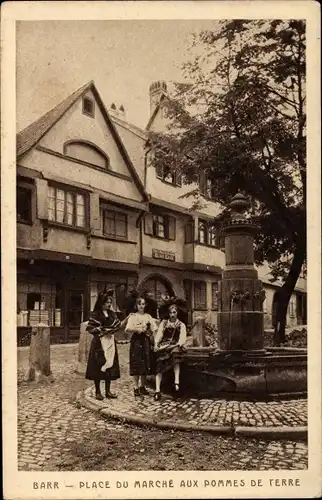 Ak Barr Elsass Bas Rhin, Place du Marché aux Pommes de Terre, Frauen in Volkstrachten, Brunnen