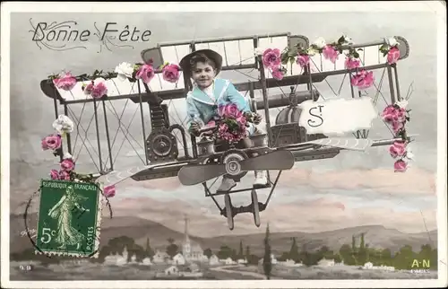 Ak Glückwunsch Geburtstag, Bonne Fete, Kind im rosengeschmückten Flugzeug