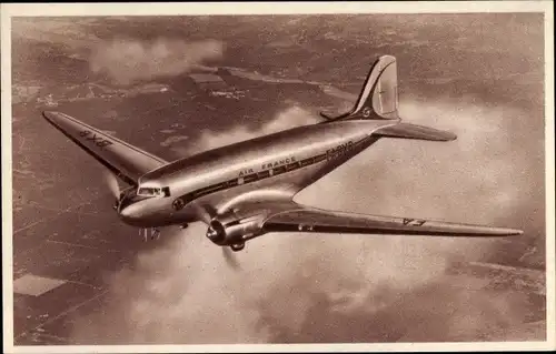 Künstler Ak Französisches Passagierflugzeug Douglas DC 3 der Air France, FA-BXB