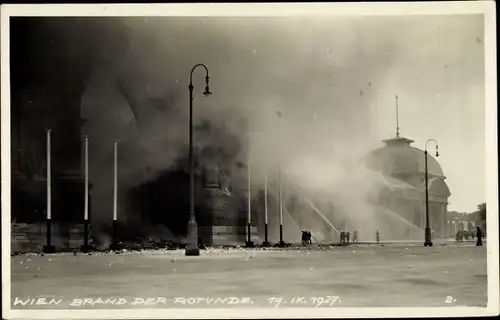 Foto Ak Wien 2. Leopoldstadt Österreich, Brand der Rotunde 1937, Feuerwehr bei Löscharbeiten