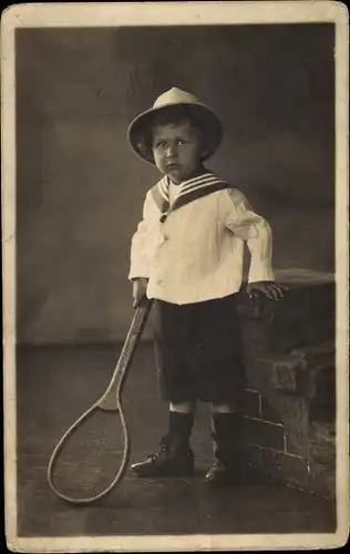 Foto Ak Kind mit Tennisschläger, Matrosenanzug, Kinderportrait