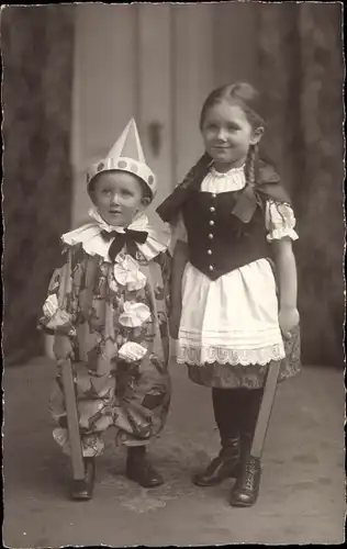 Foto Ak Zwei kostümierte Kinder, Harlekin, Volkstracht, Klapper, Karneval