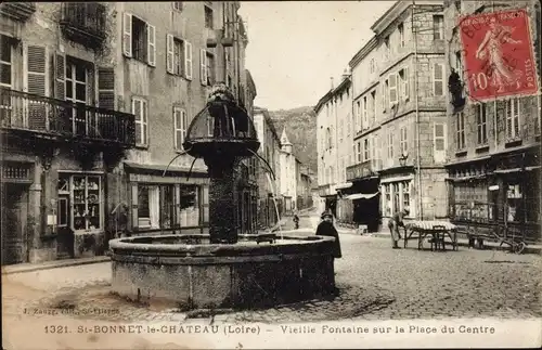 Ak St. Bonnet le Chateau Loire, Vieille Fontaine sur la Place du Centre, Brunnen, Geschäfte