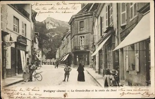 Ak Poligny Jura, La Grande Rue et la croix du Dent, Geschäfte, Passanten