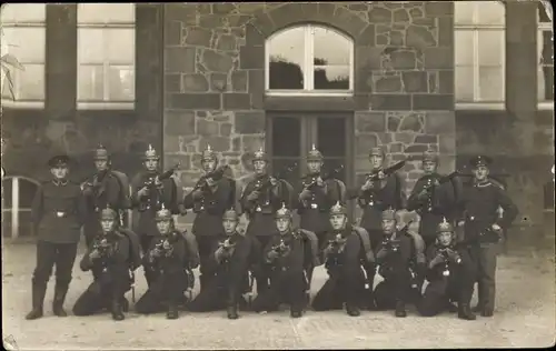 Foto Ak Deutsche Soldaten in Uniformen, Pickelhaube, Gewehre