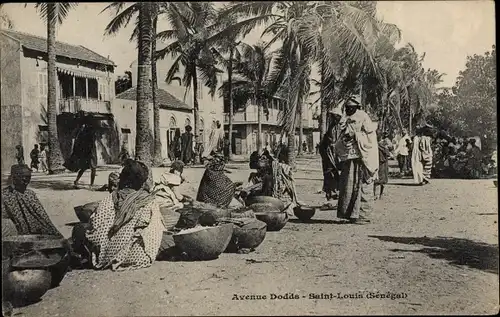 Ak Saint Louis Senegal, Avenue Dodds, Händler auf der Straße, Passanten