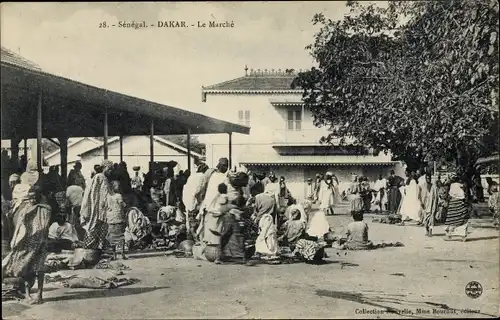 Ak Dakar Senegal, Le Marché, Händler vor der Markthalle