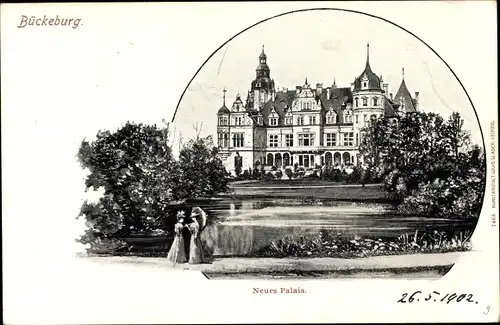 Ak Bückeburg in Schaumburg, Neues Palais, Außenansicht mit Garten, Frauen, Teich