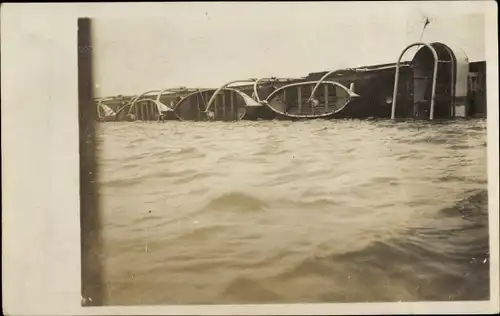 Foto Ak Gekentertes Dampfschiff, Rettungsboote über Wasser