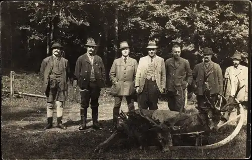 Foto Ak Jäger mit erlegten Hirschen, Gruppenportrait