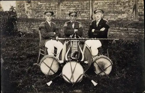 Foto Ak Drei Musiker, Schellenbaum, Trommeln, Stab, Küs, Gruppenportrait