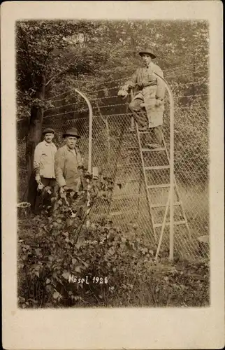 Foto Ak Hösel Ratingen Nordrhein Westfalen, Drei Männer beim Zaunbau, Stacheldraht