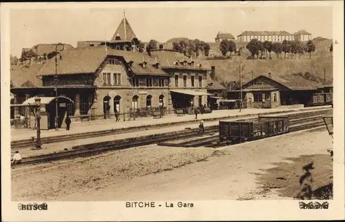 Ak Bitche Bitsch Lothringen Moselle, La Gare, Bahnhof von der Gleisseite