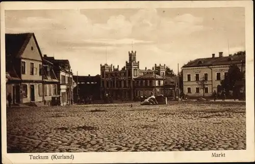 Ak Tukums Tuckum Lettland, Marktplatz mit Gebäuden, Passanten