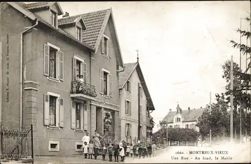 Ak Montreux Vieux Altmünsterol Elsass Haut Rhin, Une Rue, La Mairie, Geschäftshaus, Anwohner, Kinder