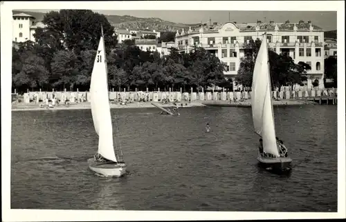 Ak Crikvenica Kroatien, Strandleben, Segelboote in Fahrt, Hotel Miramare