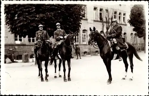 Foto Ak Französische Soldaten in Uniformen, Pferde 