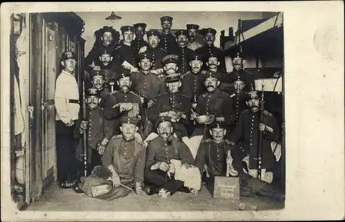 Foto Ak Deutsche Soldaten in Uniformen, Stubendienst bis zum Kotzen, Gewehre, Pickelhauben 