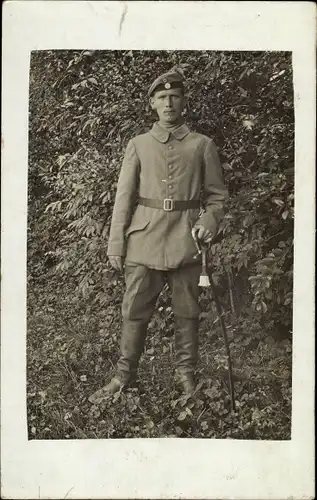 Foto Ak Deutscher Soldat in Uniform, Säbel, Standportrait im Freien 
