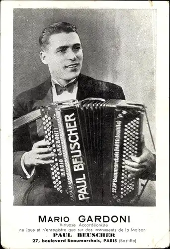 Ak Mario Gardoni, Accordéoniste, Akkordeon, Paul Beuscher, 27 Boulevard Beaumarchais, Paris