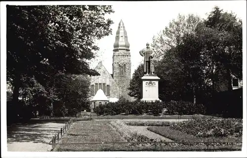 Foto Ak Velbert in Nordrhein Westfalen, Christuskirche, Kaiser Friedrich Denkmal