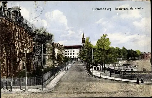 Ak Luxemburg, Boulevard du Viaduc, Straßenpartie, Kirchturm