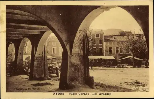 Ak Nyons Drome, Place Carnot, Les Arcades, Bogengang, Marktplatz