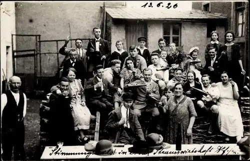 Foto Ak Straußwirtschaft, Wein, Weinflaschen, Weingläser, Männer, Frauen