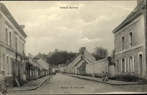 Ak Poncé Sarthe, Straßenpartie, Anwohner, Gebäude