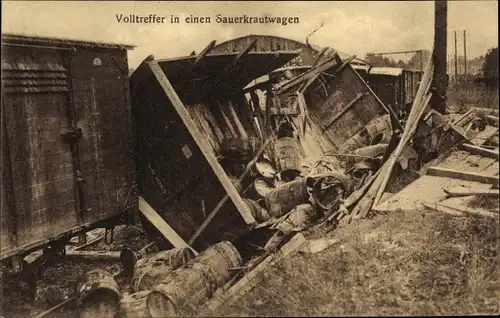 Ak Volltreffer in einen Sauerkrautwagen, Zerstörter Eisenbahnwaggon, Holzfässer, Güterwaggons, I. WK