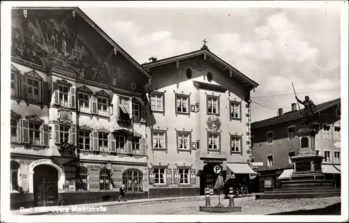 Ak Bad Tölz im Isartal Oberbayern, Obere Marktstraße, Moralt Haus, Fassade m. Gemälde, Denkmal