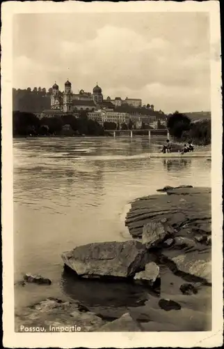 Ak Passau in Niederbayern, Innpartie, Panoramaansicht von Ortschaft, Brücke, Angler