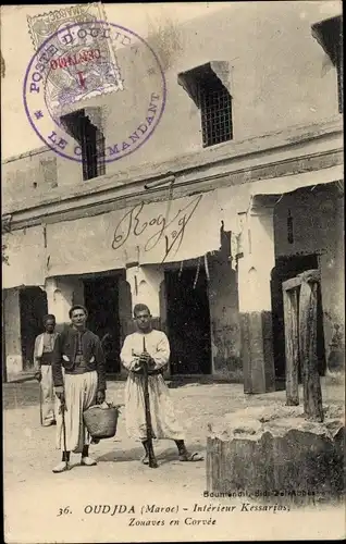 Ak Oudjda Oujda Marokko, Intérieur Kessarias, Zouaves en Corvée